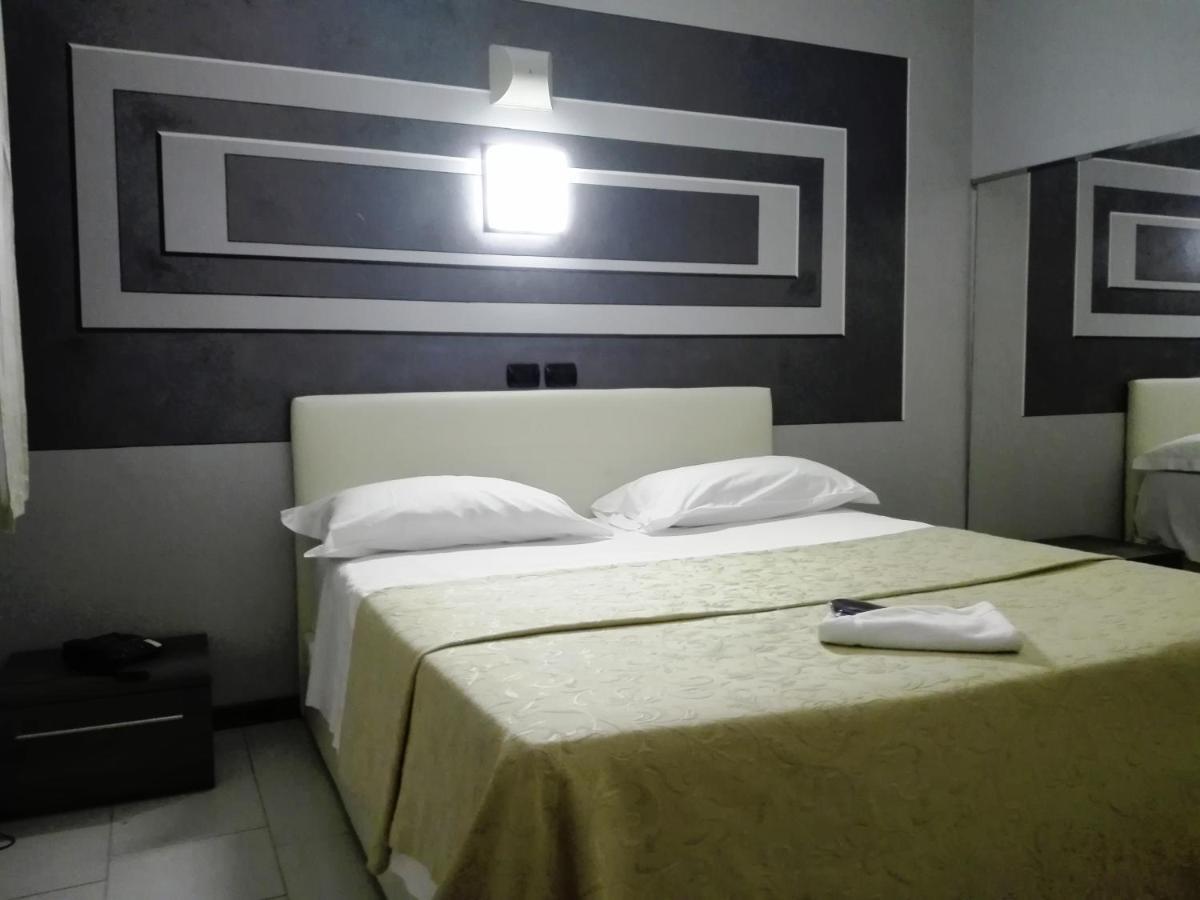 Hotel Motel Est Пескьера-Борромео Экстерьер фото